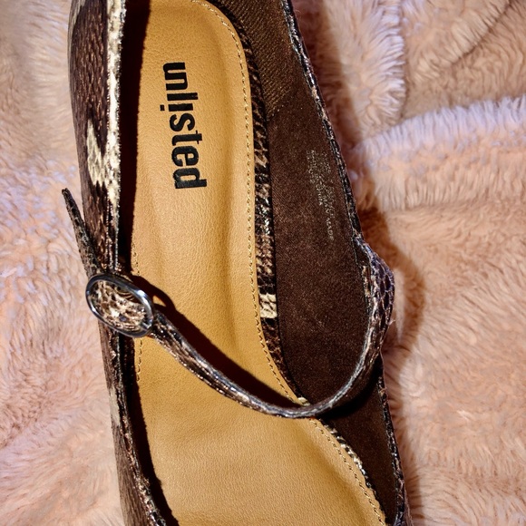 Unlisted “Buzzy” Mary Jane peep toe wedge - Picture 2 of 5